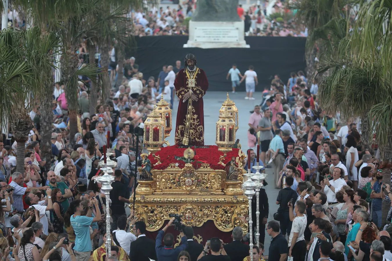 Cádiz se rinde con fe al camino de la cruz